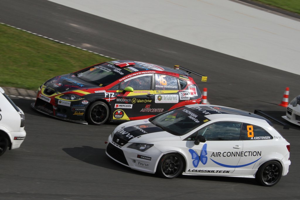 Niklas Voetmann (46) i Seat Leon og Allan Kristensen (8) i Seat Ibiza kæmper om sølvet i Yokohama SuperCup
(Foto: Keld Dohm)